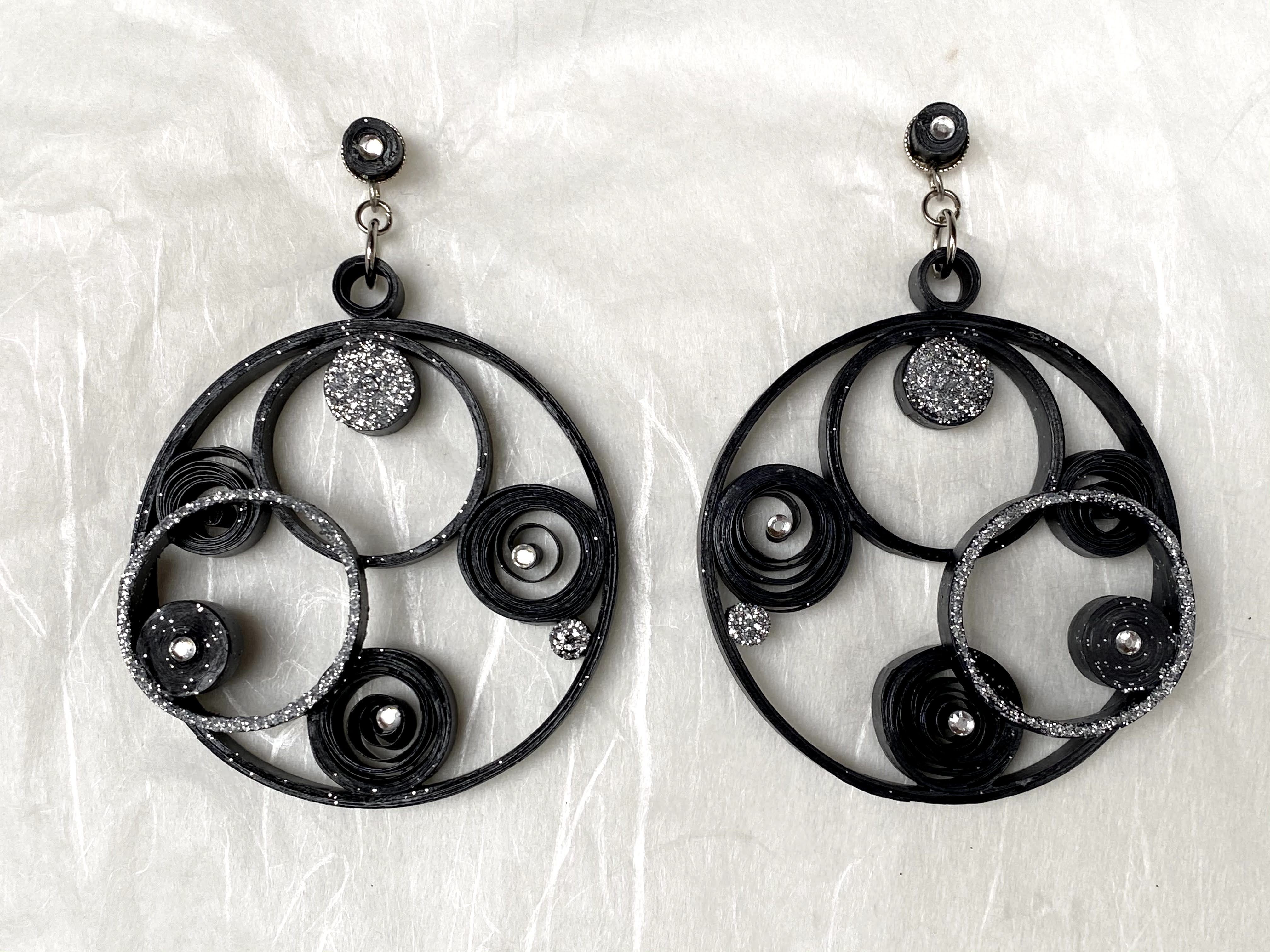 Share 198+ black and white quilling earrings super hot